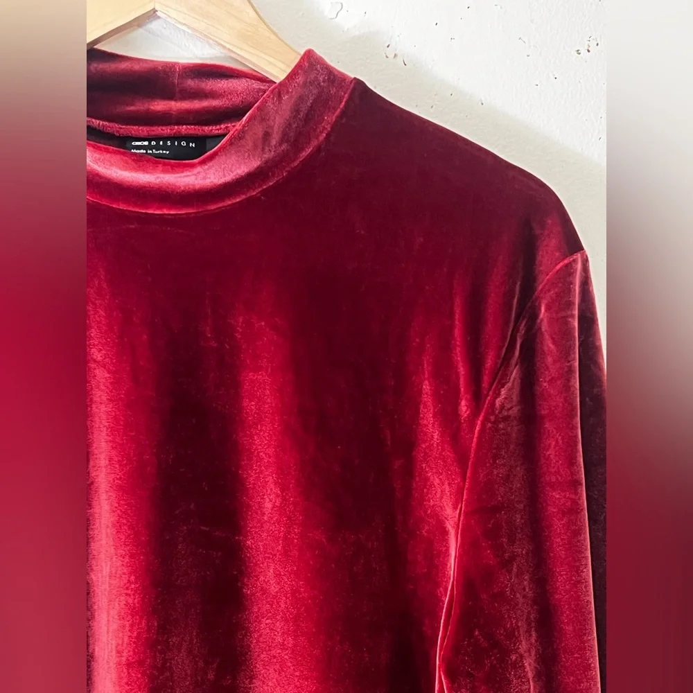 ASOS DESIGN muscle long sleeve t-shirt in burgundy velour with turtleneck - Picture 4 of 16